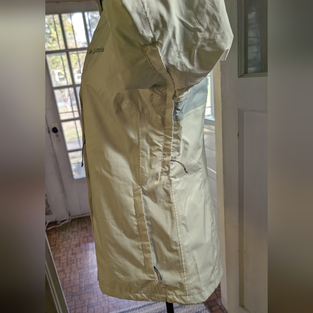 Columbia Women's White and Gray Rain Jacket - Picture 5 of 16